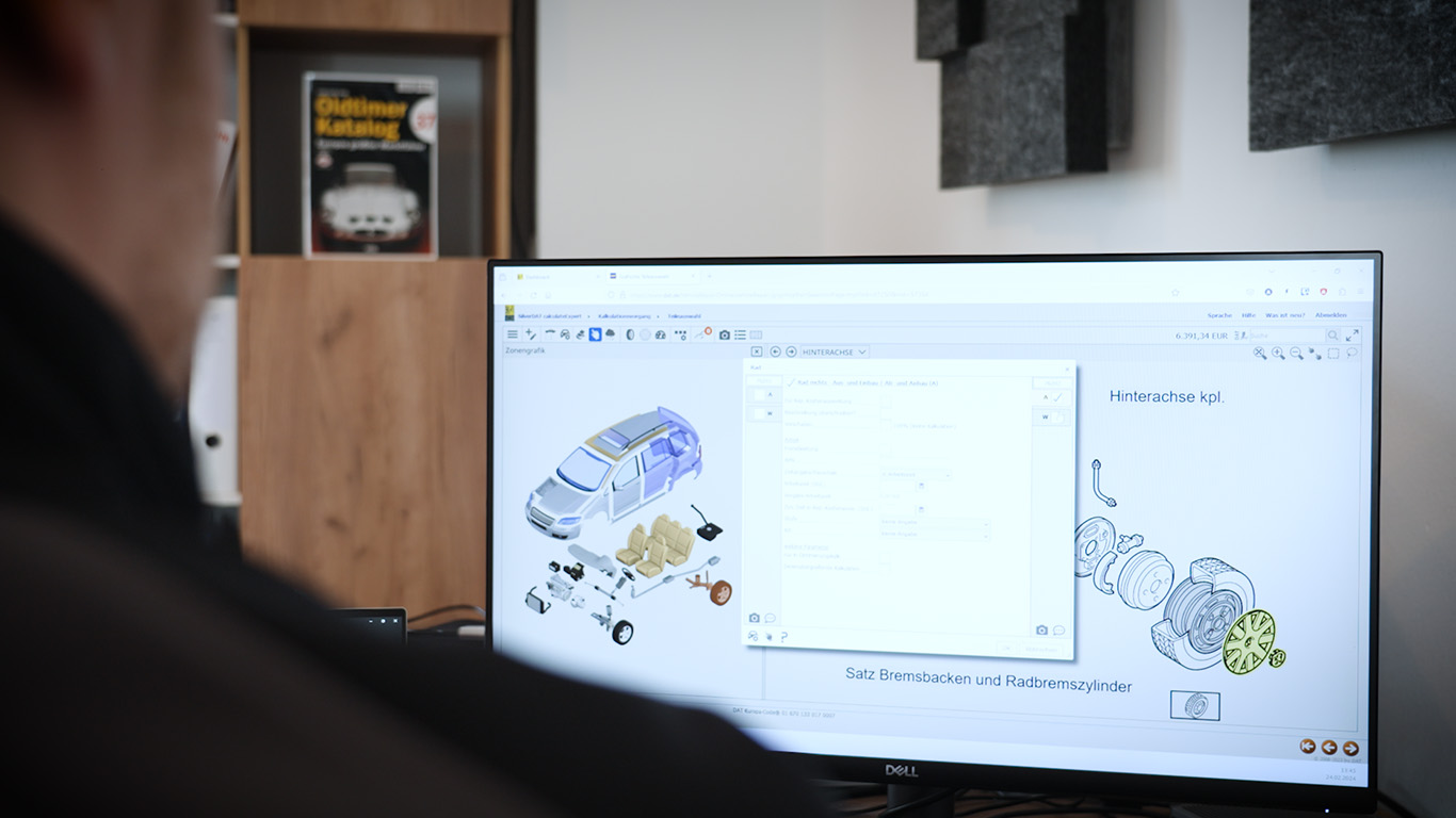 Kfz Gutachter Christoph Jansen kalkuliert den Unfallschaden