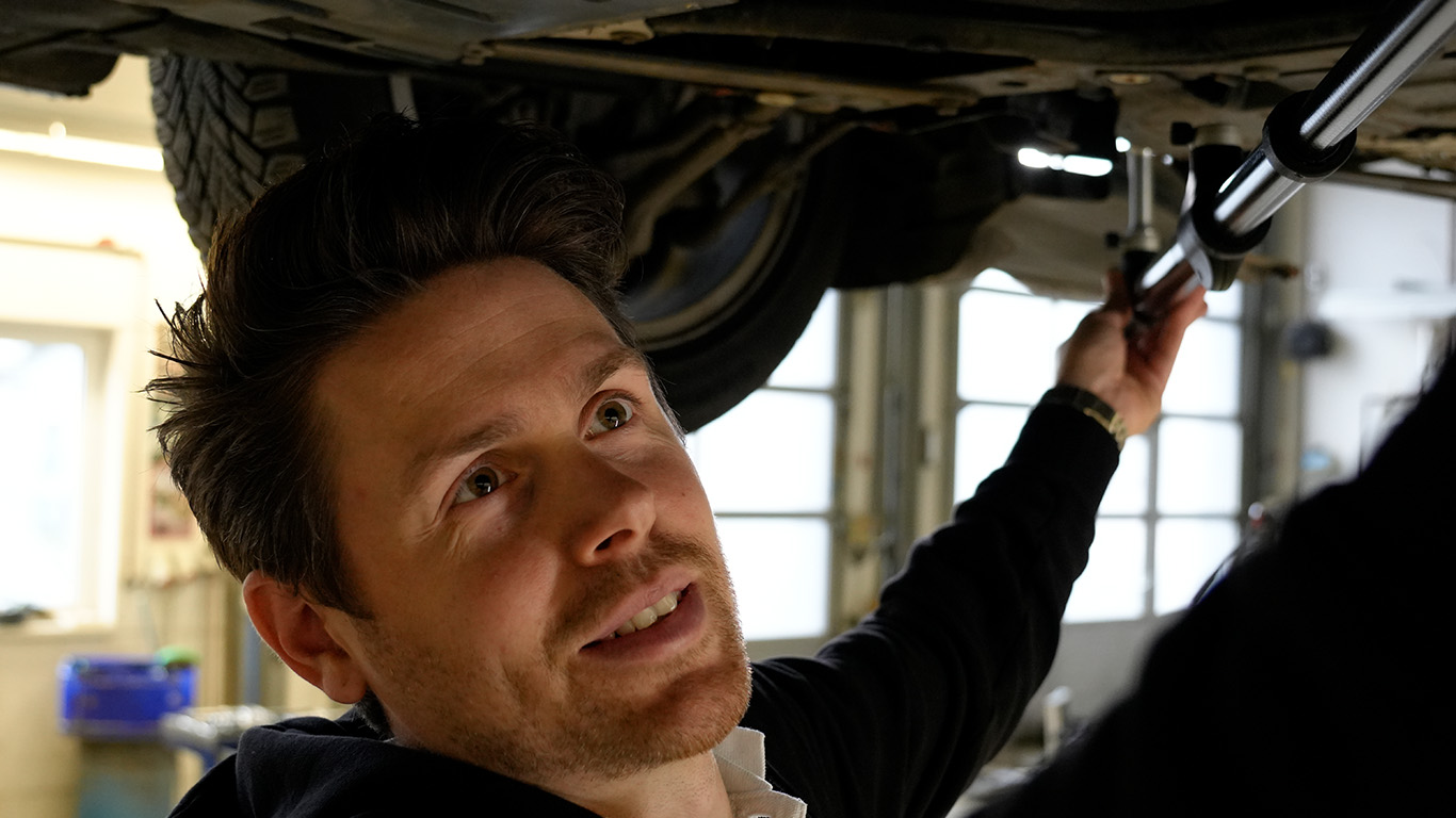 Kfz Gutachter Christoph Jansen bei der Karosserievermessung