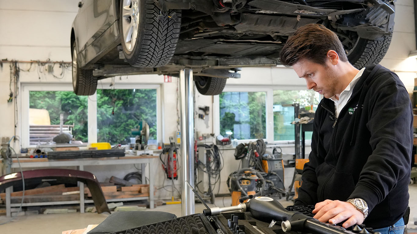 Kfz Gutachter Christoph Jansen bei der Karosserievermessung