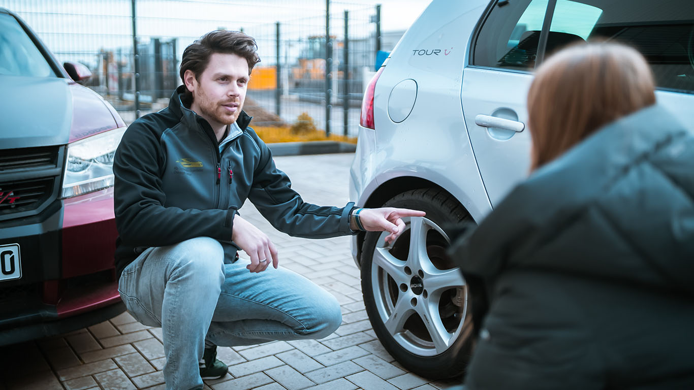 Kfz Gutachter Christoph Jansen mit Kundin