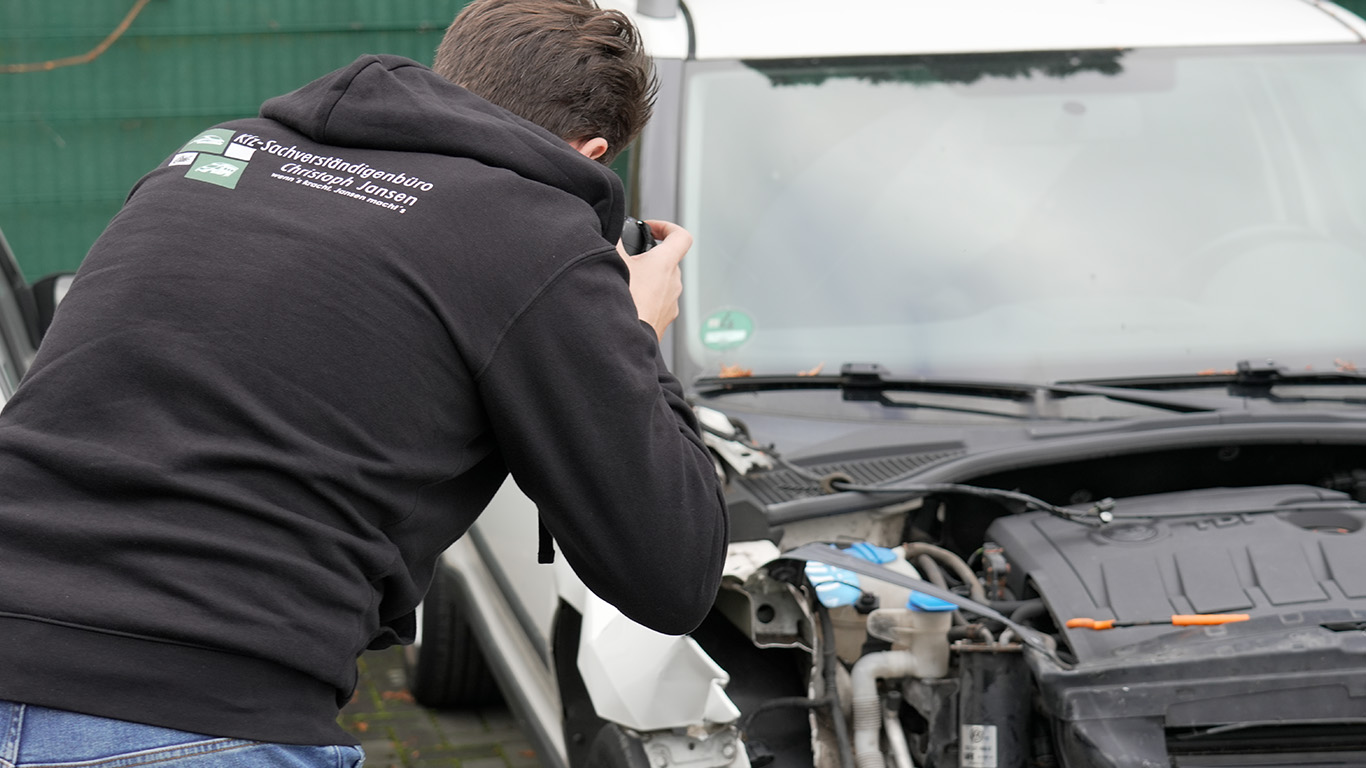 Unfallschaden wird dokumentiert