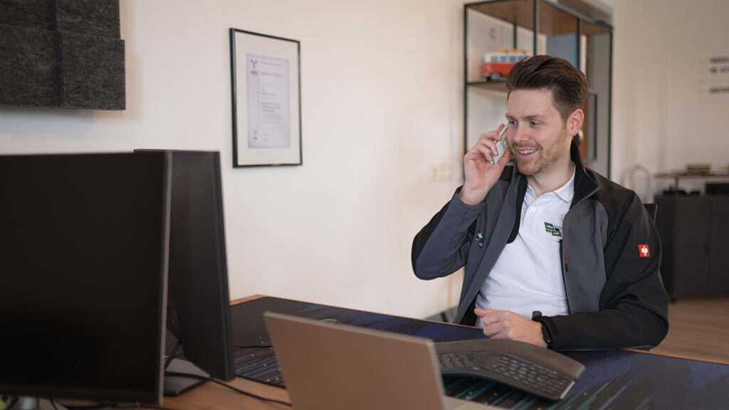 Kfz Gutachter Christoph Jansen telefoniert mit dem Kunden